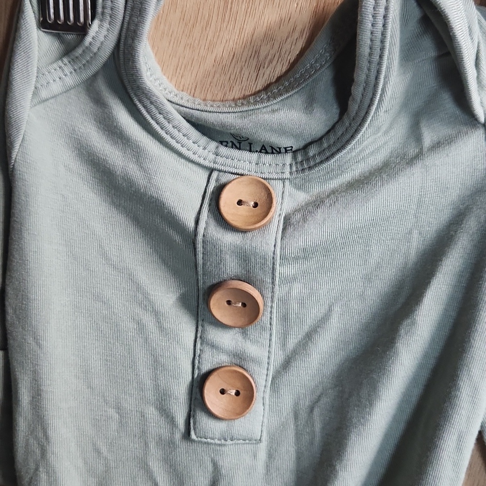 NWOT Caden Lane Sage Baby Onesie with Wooden Buttons Preemie 4-6lbs - Picture 3 of 6